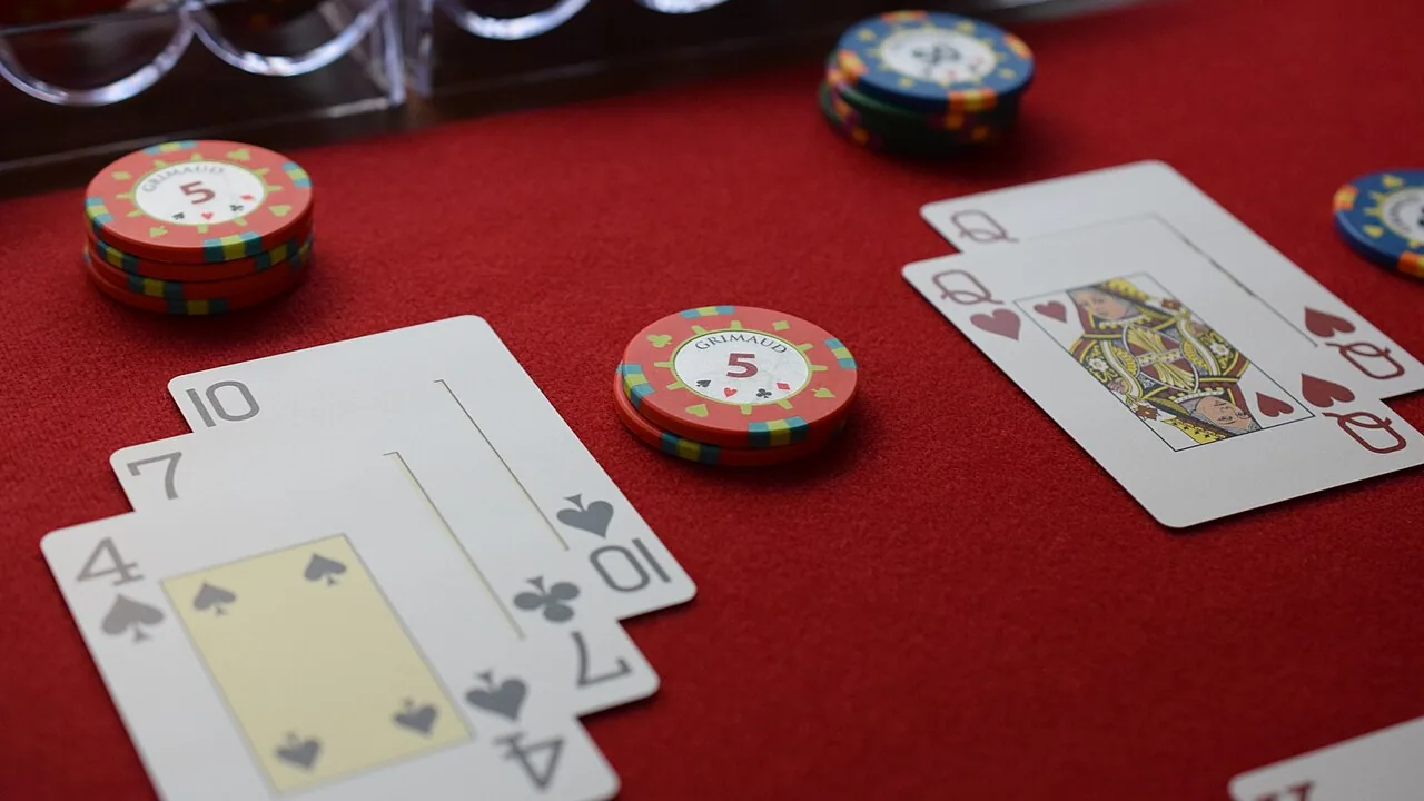 blackjack felt — illustration for “How table limits and comps work”