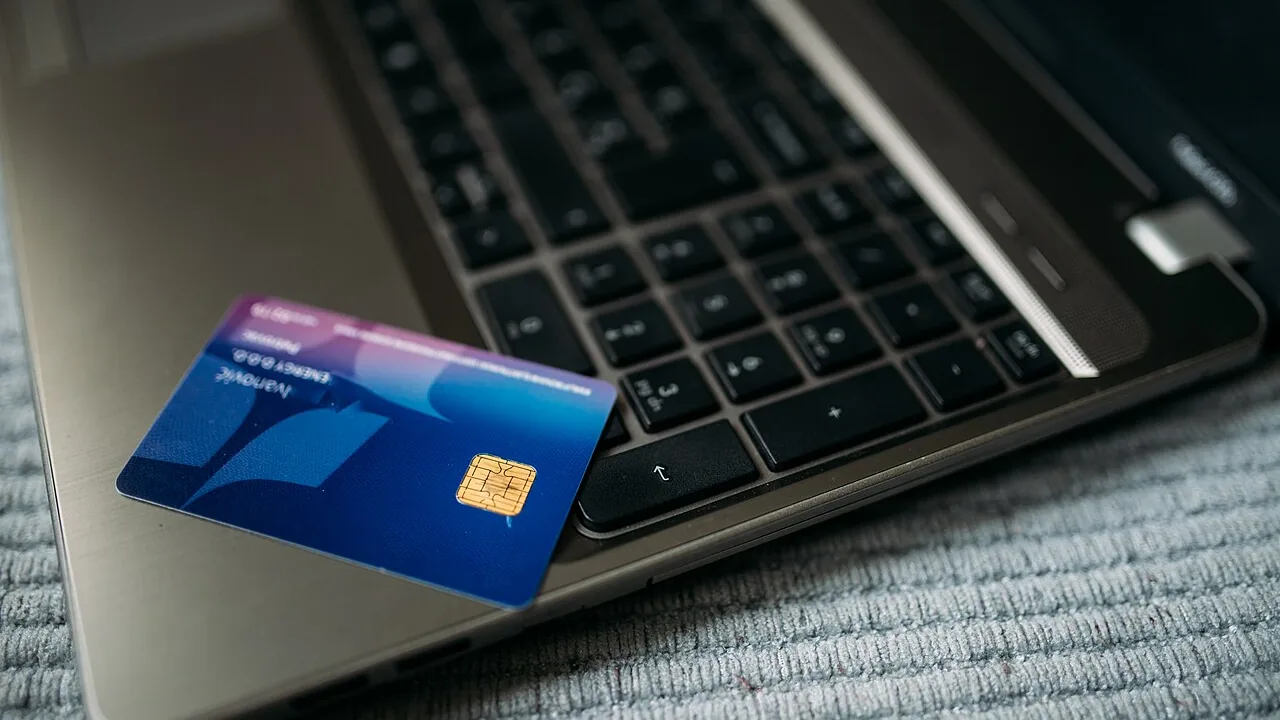 card laptop — illustration for “Chargeback or refund”