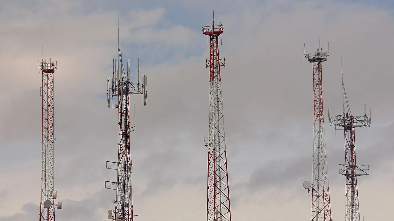 masts — illustration for “Why streaming slows in the evening”